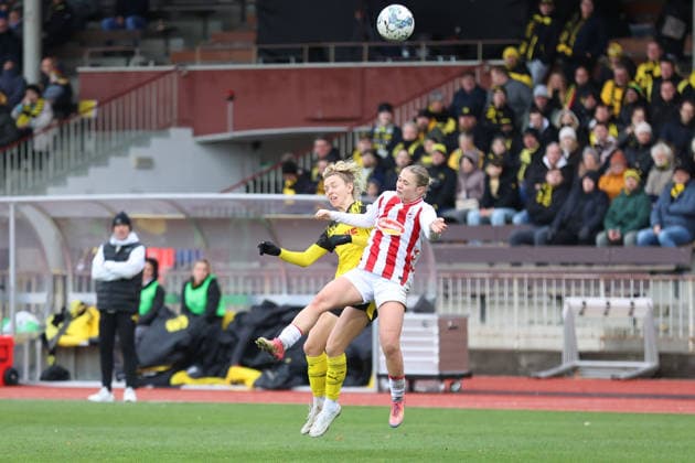 06 12 2025, Football, Women, RL West, Season 2025 2026, Borussia Dortmund vs 1 FC Koeln U21 at Stadion Rote Erde in Dortmund Germany Duel between Rita Schumacher Borussia Dortmund, 10 and Leonie Zilger 1 FC Koeln U21 Dortmund Stadion Rote Erde North Rhine-Westphalia Germany FZ