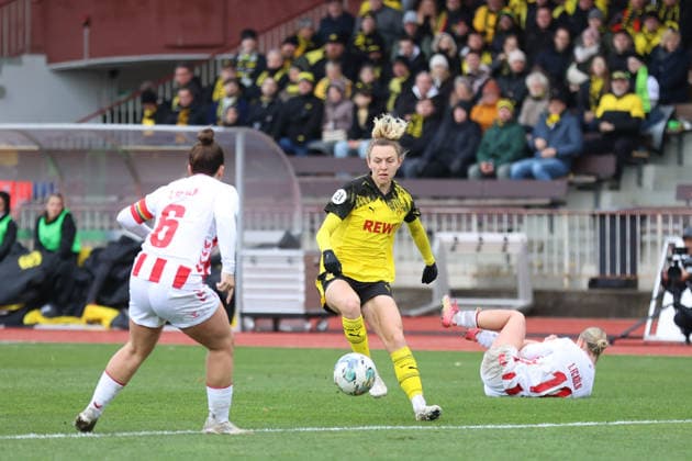 06 12 2025, Football, Women, RL West, Season 2025 2026, Borussia Dortmund vs 1 FC Koeln U21 at Stadion Rote Erde in Dortmund Germany Rita Schumacher Borussia Dortmund, 10 on the ball Dortmund Stadion Rote Erde North Rhine-Westphalia Germany FZ