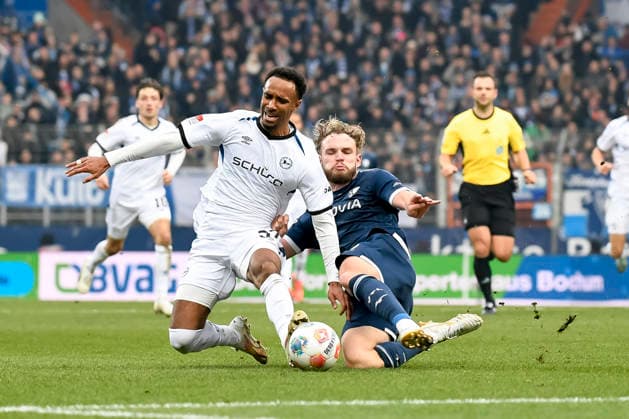 Philipp Strompf VfL Bochum and Noah Sarenren Bazee Arminia Bielefeld battle for the ball during the 2 Bundesliga match between VfL Bochum and Arminia Bielefeld, Vonovia Ruhrstadion on December 06, 2025 in Bochum, Germany, Germany Photo by Max Maiwald DeFodi Images Philipp Strompf VfL Bochum and Noah Sarenren Bazee Arminia Bielefeld battle for the ball during the 2 Bundesliga match between VfL Bochum and Arminia Bielefeld at Vonovia Ruhrstadion on December 6, 2025 in Bochum, Germany Photo by Max Maiwald DeFodi Images DFB DFL REGULATIONS PROHIBIT ANY USE OF PHOTOGRAPHS AS IMAGE SEQUENCES AND OR QUASI VIDEO Photo by Max Maiwald DeFodi Images