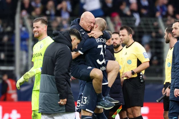 Bochum, Vonovia Ruhrstadion, 06 12 25, GER, Men, 2 Bundesliga, Season 2025 2026, VfL 1848 Bochum Arminia Bielefeld, Head coach Uwe Roesler VfL Bochum and the goal scorer to 1 0 Philipp Hofmann VfL Bochum cheer after the match DFB DFL REGULATIONS PROHIBIT ANY USE OF PHOTOGRAPHS AS IMAGE SEQUENCES AND OR QUASI VIDEO Copyright: JoachimxBywaletz xJB-Sportfoto