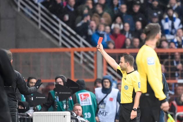Referee Wolfgang Haslberger red card Simon Zoller during the 2 Bundesliga match between VfL Bochum and Arminia Bielefeld, Vonovia Ruhrstadion on December 06, 2025 in Bochum, Germany Photo by Max Maiwald DeFodi Images Referee Wolfgang Haslberger red card during the 2 Bundesliga match between VfL Bochum and Arminia Bielefeld at Vonovia Ruhrstadion on December 6, 2025 in Bochum, Germany Photo by Max Maiwald DeFodi Images DFB DFL REGULATIONS PROHIBIT ANY USE OF PHOTOGRAPHS AS IMAGE SEQUENCES AND OR QUASI VIDEO Photo by Max Maiwald DeFodi Images