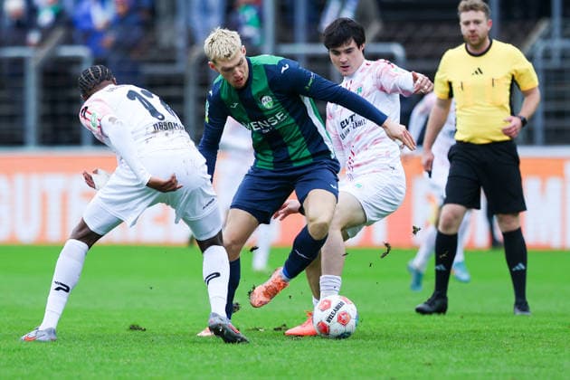 06 12 2025, xKWIx, Football, Regionalliga West, FC Gütersloh RW Oberhausen, Ohlendorf Stadion im Heidewald Luis Frieling FC Gütersloh 21 in duel against Matona Glody Ngyombo Rot Weiß Oberhausen 17 Photo xKamilxWilkowskixPressefotoKochx NRW Germany