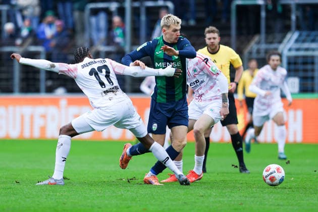 06 12 2025, xKWIx, Football, Regionalliga West, FC Gütersloh RW Oberhausen, Ohlendorf Stadion im Heidewald Luis Frieling FC Gütersloh 21 in duel against Matona Glody Ngyombo Rot Weiß Oberhausen 17 Photo xKamilxWilkowskixPressefotoKochx NRW Germany