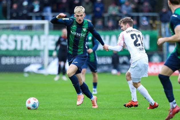 06 12 2025, xKWIx, Football, Regionalliga West, FC Gütersloh RW Oberhausen, Ohlendorf Stadion im Heidewald Luis Frieling FC Gütersloh 21 in a duel against Luca Schlax Rot Weiß Oberhausen 21 Photo xKamilxWilkowskixPressefotoKochx NRW Germany