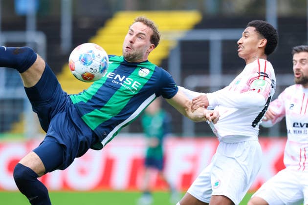 06 12 2025, xKWIx, Football, Regionalliga West, FC Gütersloh RW Oberhausen, Ohlendorf Stadion im Heidewald Julius Langfeld FC Gütersloh 10 in duel against Eric Gueye Rot Weiß Oberhausen 11 Photo xKamilxWilkowskixPressefotoKochx NRW Germany