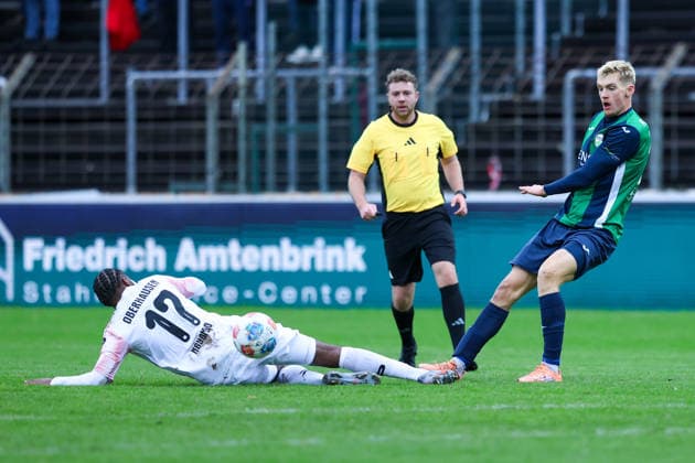 06 12 2025, xKWIx, Football, Regionalliga West, FC Gütersloh RW Oberhausen, Ohlendorf Stadion im Heidewald Matona Glody Ngyombo Rot Weiß Oberhausen 17 in duel against Luis Frieling FC Gütersloh 21 Photo xKamilxWilkowskixPressefotoKochx NRW Germany