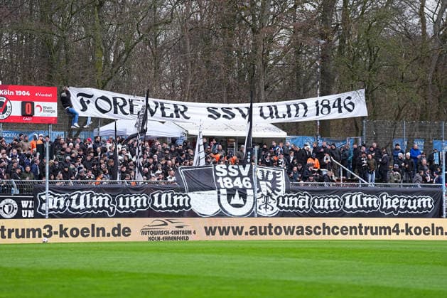 06 12 2025, xydrx, Fußball, 3 Liga, FC Viktoria Köln SSV Ulm 1846, Saison 2025 2026, Sportpark Höhenberg Fans of SSV Ulm 1846 show a choreography with the inscription In Ulm um Ulm und um Ulm herum DFB regulations prohibit any use of photographs as image sequences and or quasi video Photo xYannisxDreimannxPressefotoKochx Nordrhein Westfahlen Germany