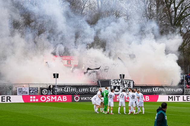 06 12 2025, xydrx, Fußball, 3 Liga, FC Viktoria Köln SSV Ulm 1846, Saison 2025 2026, Sportpark Höhenberg Fans of SSV Ulm 1846 show a choreography with the inscription In Ulm um Ulm und um Ulm herum und zünden dabei Pyrotechnik DFB regulations prohibit any use of photographs as image sequences and or quasi video Photo xYannisxDreimannxPressefotoKochx Nordrhein Westfahlen Germany
