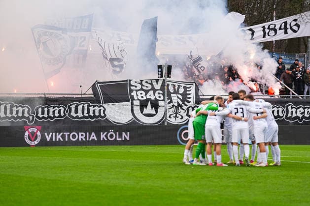 06 12 2025, xydrx, Football, 3 Liga, FC Viktoria Köln SSV Ulm 1846, Saison 2025 2026, Sportpark Höhenberg Fans of SSV Ulm 1846 show a choreography and ignite pyrotechnics DFB regulations prohibit any use of photographs as image sequences and or quasi video Photo xYannisxDreimannxPressefotoKochx Nordrhein Westfahlen Germany