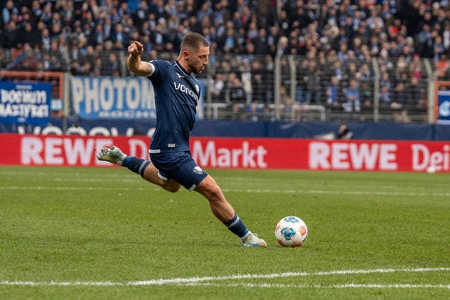 Germany, Soccer, 2 Bundesliga, Matchday 15 2025 2026 VfL Bochum Arminia Bielefeld on 06 12 in Bochum Vonovia Ruhrstadion Free kick Maximilian Wittek VfL Bochum 32 Copyright: xSvenxHeidmannx