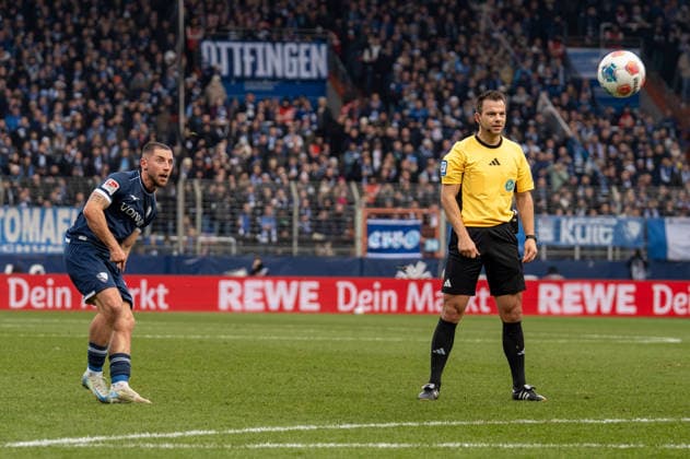 Germany, Soccer, 2 Bundesliga, Matchday 15 2025 2026 VfL Bochum Arminia Bielefeld on 06 12 in Bochum Vonovia Ruhrstadion Free kick Maximilian Wittek VfL Bochum 32 Copyright: xSvenxHeidmannx