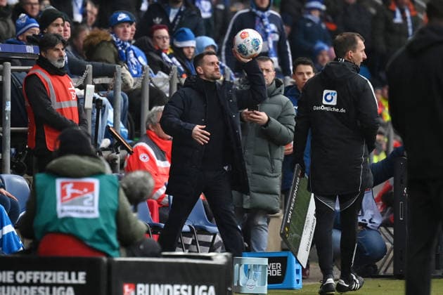 Simon Zoller VfL Bochum does not return the ball in time and sees the red card 06 12 2025, Soccer 2 Bundesliga, Season 2025 2026, 15 Matchday, VfL Bochum Arminia Bielefeld DFL regulations prohibit any use of photographs as image sequences and or quasi video Bochum Vonovia Ruhrstadion Nordrhein Westfalen Germany Team2