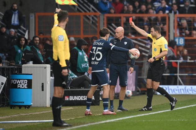 Referee Wolfgang Haslberger shows Simon Zoller VfL Bochum , not on the photo, the red card 06 12 2025, Soccer 2 Bundesliga, Season 2025 2026, 15 Matchday, VfL Bochum Arminia Bielefeld DFL regulations prohibit any use of photographs as image sequences and or quasi video Bochum Vonovia Ruhrstadion Nordrhein Westfalen Germany Team2