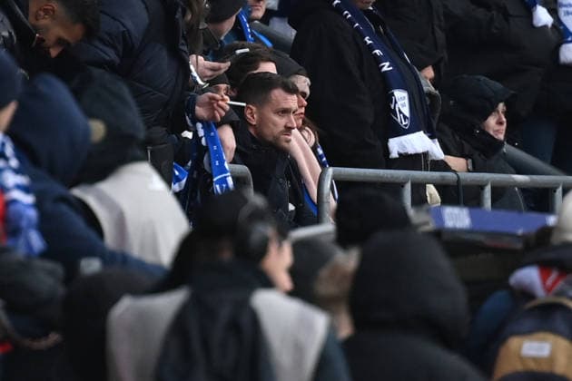 Simon Zoller VfL Bochum naach seinem Platzverweis auf der Tribüne 06 12 2025, Fußball 2 Bundesliga, Saison 2025 2026, 15 Spieltag, VfL Bochum Arminia Bielefeld DFL regulations prohibit any use of photographs as image sequences and or quasi video Bochum Vonovia Ruhrstadion Nordrhein Westfalen Germany Team2