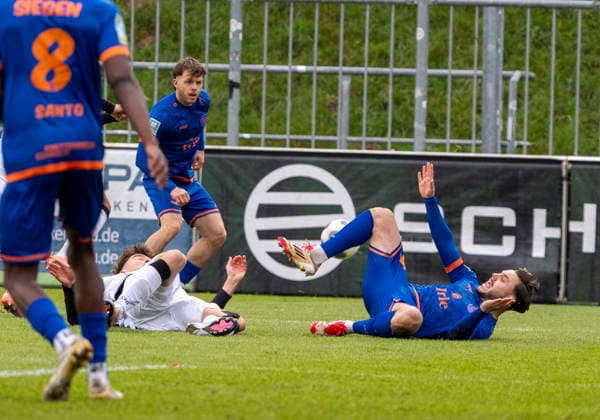 Oemer Tokac Sportfreunde Siegen, 14 lies on the ground and screams SV Rödinghausen Sportfreunde Siegen 28 11 2025 Soccer, Regionalliga West, Matchday 18, GER, Wiehenstadion, Rödinghausen Copyright: MarcoxBader