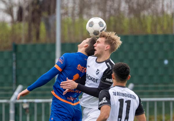 Header duel between Mattis Rohlfing SV Roedinghausen, 16 and Jannik Kraemer Sportfreunde Siegen, 17 SV Rödinghausen Sportfreunde Siegen 28 11 2025 Soccer, Regionalliga West, Matchday 18, GER, Wiehenstadion, Rödinghausen Copyright: MarcoxBader
