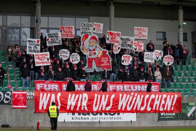 Guest fans of Sportfreunde Siegen Choreo SV Rödinghausen Sportfreunde Siegen 28 11 2025 Soccer, Regionalliga West, Matchday 18, GER, Wiehenstadion, Rödinghausen Copyright: MarcoxBader