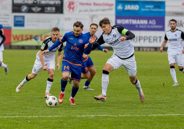 duel between Maximilian Hippe SV Roedinghausen, 5 and Oemer Tokac Sportfreunde Siegen, 14 SV Rödinghausen Sportfreunde Siegen 28 11 2025 Soccer, Regionalliga West, Matchday 18, GER, Wiehenstadion, Rödinghausen Copyright: MarcoxBader