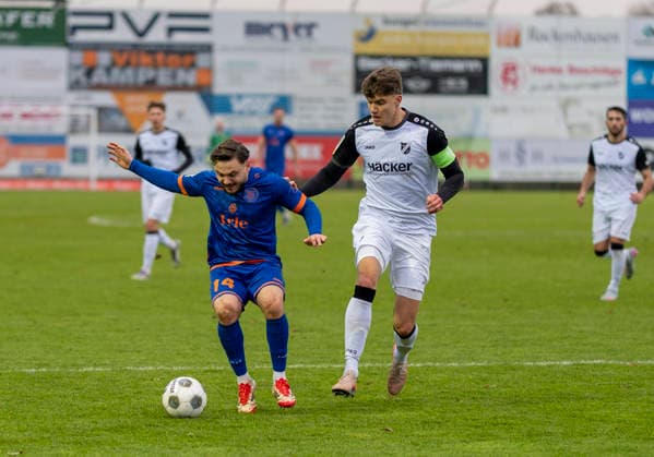 duel between Maximilian Hippe SV Roedinghausen, 5 and Oemer Tokac Sportfreunde Siegen, 14 SV Rödinghausen Sportfreunde Siegen 28 11 2025 Soccer, Regionalliga West, Matchday 18, GER, Wiehenstadion, Rödinghausen Copyright: MarcoxBader