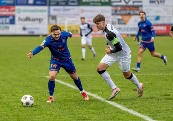 duel between Maximilian Hippe SV Roedinghausen, 5 and Oemer Tokac Sportfreunde Siegen, 14 SV Rödinghausen Sportfreunde Siegen 28 11 2025 Soccer, Regionalliga West, Matchday 18, GER, Wiehenstadion, Rödinghausen Copyright: MarcoxBader
