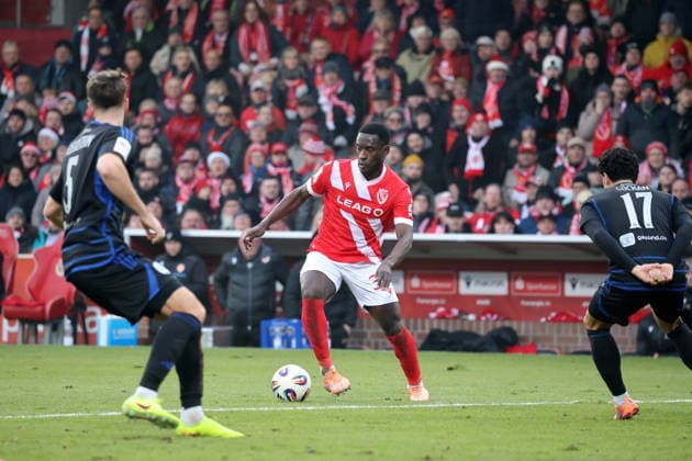 5 Tobias Fleckstein Duisburg, l , 37 Merveille Biankadi Energie Cottbus, M , 17 Mert Göckan Duisburg Football 3 Liga 2025 2026 FC Energie Cottbus MSV Duisburg