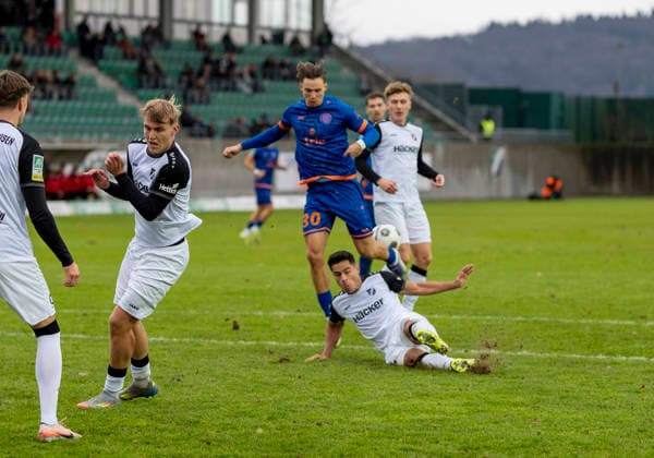 Penalty area scene Dustin Willms Sportfreunde Siegen, 30 with a shot that is blocked SV Rödinghausen Sportfreunde Siegen 28 11 2025 Soccer, Regionalliga West, Matchday 18, GER, Wiehenstadion, Rödinghausen Copyright: MarcoxBader