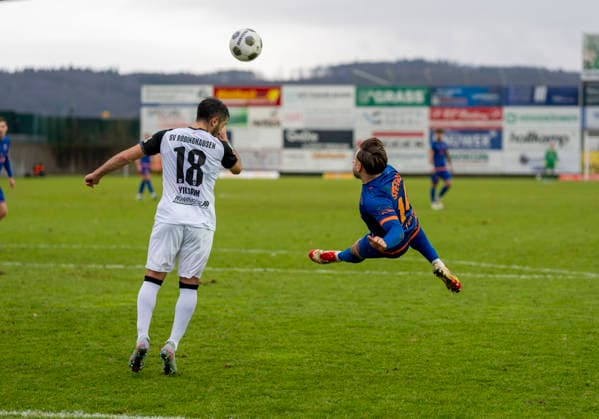 Overhead kick by Oemer Tokac Sportfreunde Siegen, 14 Ayguen Yildirim SV Roedinghausen, 18 tries to block SV Rödinghausen Sportfreunde Siegen 28 11 2025 Soccer, Regionalliga West, Matchday 18, GER, Wiehenstadion, Rödinghausen Copyright: MarcoxBader