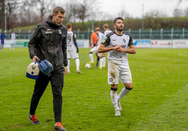 Ayguen Yildirim SV Roedinghausen, 18 has to leave the pitch injured SV Rödinghausen Sportfreunde Siegen 28 11 2025 Soccer, Regionalliga West, Matchday 18, GER, Wiehenstadion, Rödinghausen Copyright: MarcoxBader
