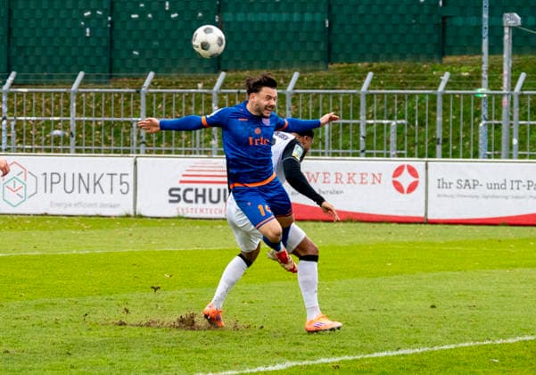 Oemer Tokac Sportfreunde Siegen, 14 is fouled SV Rödinghausen Sportfreunde Siegen 28 11 2025 Soccer, Regionalliga West, Matchday 18, GER, Wiehenstadion, Rödinghausen Copyright: MarcoxBader