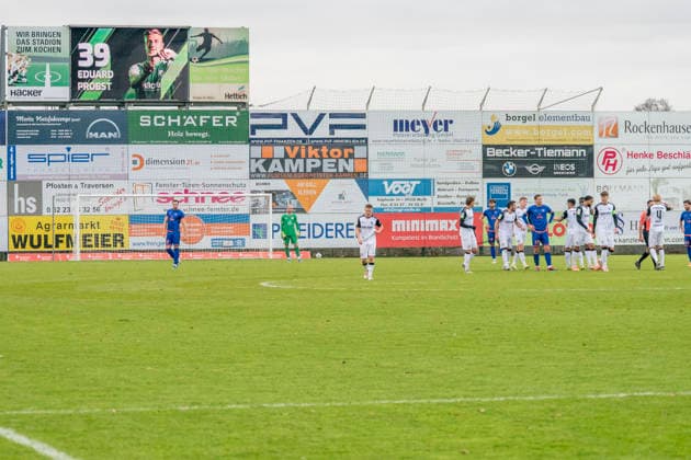 Goal for Rödinghausen Eduard Probst SV Roedinghausen, 39 is shown on the scoreboard SV Rödinghausen Sportfreunde Siegen 28 11 2025 Soccer, Regionalliga West, Matchday 18, GER, Wiehenstadion, Rödinghausen Copyright: MarcoxBader