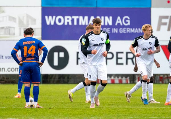 Maximilian Hippe SV Roedinghausen, 5 SV Rödinghausen Sportfreunde Siegen 28 11 2025 Soccer, Regionalliga West, Matchday 18, GER, Wiehenstadion, Rödinghausen Copyright: MarcoxBader
