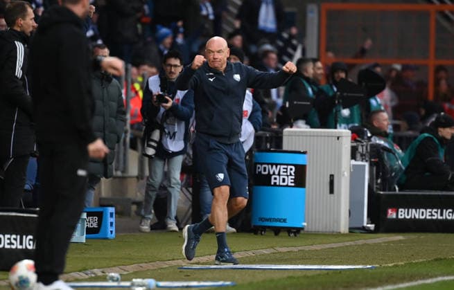 Cheering coach Uwe Rösler VfL Bochum after the final whistle 06 12 2025, Soccer 2 Bundesliga, Season 2025 2026, 15 Matchday, VfL Bochum Arminia Bielefeld DFL regulations prohibit any use of photographs as image sequences and or quasi video Bochum Vonovia Ruhrstadion Nordrhein Westfalen Germany Team2