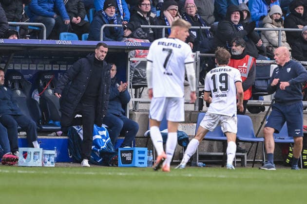 06 12 2025, Soccer, 2 Bundesliga, 15 Matchday Season 2025 2026, VfL Bochum DSC Arminia Bielefeld, Team manager Simon Zoller VfL Bochum 1848 kicks the ball away and sees the red card afterwards, xRHR PHOTO TKx Copyright: RHR-FOTOx RHR-FOTO TK