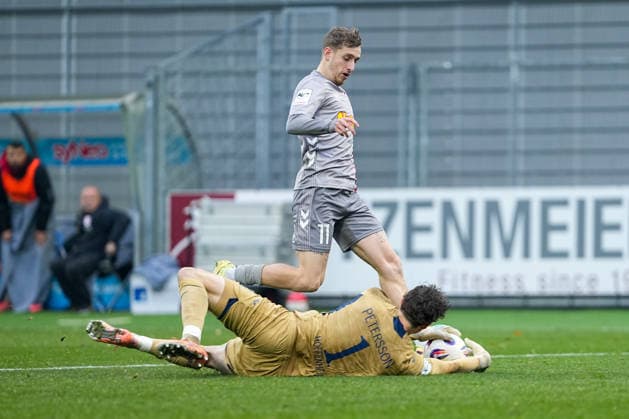 Soccer 3 Liga, Matchday 17, TSG Hoffenheim II Jahn Regensburg on 06 12 2025 in Sinsheim Dietmar Hopp Stadion , Germany, Season 2025 2026 DFB DFL REGULATIONS PROHIBIT ANY USE OF PHOTOGRAPHS as IMAGE SEQUENCES and or QUASI VIDEO Lukas Blöndal Petersson 1, TSGII in front of Noel Eichinger 11, SSV am Ball Sinsheim Dietmar Hopp Stadion Germany Copyright: xChristophxKinzingerx