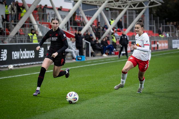 Womens Soccer Bundesliga Bayer 04 Leverkusen RB Leipzig, 06 12 2025 Caroline Kehrer Bayer 04 Leverkusen, 9 , Julia Magerl RB Leipzig, 5 Bayer 04 Leverkusen RB Leipzig on matchday 12 of the Google Pixel Womens Bundesliga on 06 12 2025 at the Ulrich Haberland Stadium in Leverkusen North Rhine-Westphalia DFL REGULATIONS PROHIBIT ANY USE OF PHOTOGRAPHS AS IMAGE SEQUENCES AND OR QUASI VIDEO Copyright: xBEAUTIFULxSPORTS AxelxKohringx