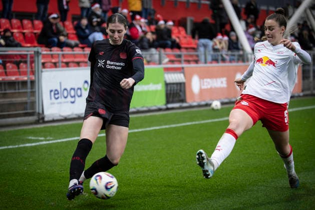 Womens Soccer Bundesliga Bayer 04 Leverkusen RB Leipzig, 06 12 2025 Caroline Kehrer Bayer 04 Leverkusen, 9 , Julia Magerl RB Leipzig, 5 Bayer 04 Leverkusen RB Leipzig on matchday 12 of the Google Pixel Womens Bundesliga on 06 12 2025 at the Ulrich Haberland Stadium in Leverkusen North Rhine-Westphalia DFL REGULATIONS PROHIBIT ANY USE OF PHOTOGRAPHS AS IMAGE SEQUENCES AND OR QUASI VIDEO Copyright: xBEAUTIFULxSPORTS AxelxKohringx