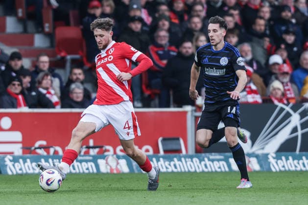 Sport, Football, 3 Liga Season 2025 2026 17 Matchday FC Energie Cottbus MSV Duisburg 06 12 2025, LEAG Energie Stadion Tim Campulka FC Energie Cottbus, 4 Conor Noß MSV Duisburg,14 Cottbus LEAG Energie Stadion Brandenburg Germany