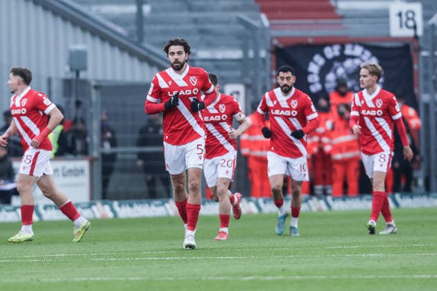Sport, Soccer, 3 Liga Season 2025 2026 17 Matchday FC Energie Cottbus MSV Duisburg 06 12 2025, LEAG Energie Stadion Goal celebration FC Energie Cottbus after the goal to 1 0 by Erik Engelhardt FC Energie Cottbus, 18 the players are happy Cottbus LEAG Energie Stadion Brandenburg Germany