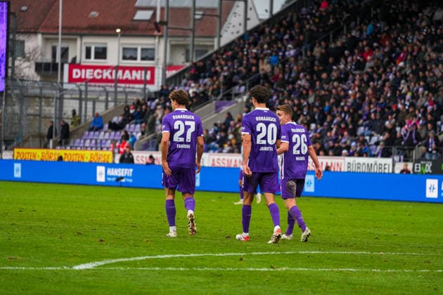 Germany Soccer 3 Bundesliga Season 2025 26, Matchday 17 VfL Osnabrück vs SV Wehen Wiesbaden, 06 12 2025, Stadion Bremer Brücke, Osnabrück Goal conceded 0 1 Osnabrück Theo Janotta VfL Osnabrück, 20 , Robin Fabinski VfL Osnabrück, 27 , Fridolin Wagner VfL Osnabrück, 26 Copyright: xLeonxFrickx