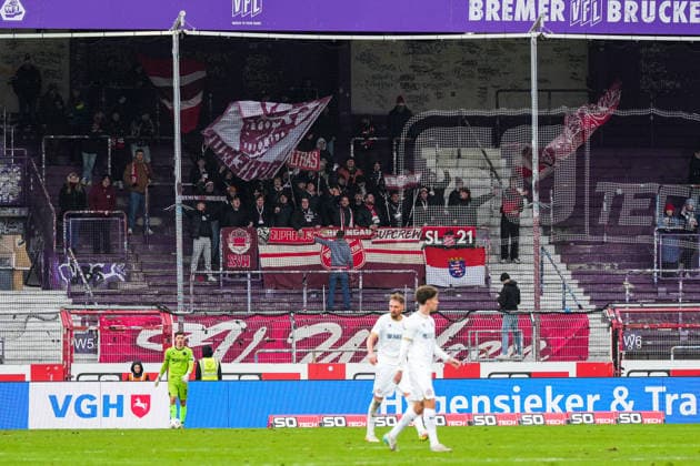 Germany Soccer 3 Bundesliga Season 2025 26, Matchday 17 VfL Osnabrück vs SV Wehen Wiesbaden, 06 12 2025, Stadion Bremer Brücke, Osnabrück Away fans Wehen Wiesbaden Copyright: xLeonxFrickx