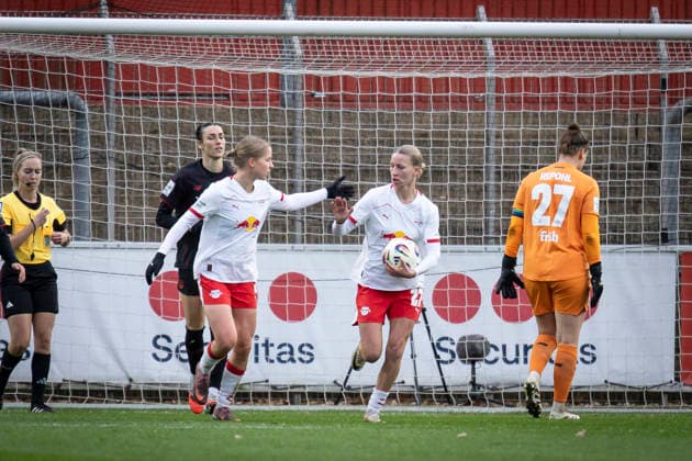 Womens Soccer Bundesliga Bayer 04 Leverkusen RB Leipzig, 06 12 2025 Behaved goal celebration Marlene Müller RB Leipzig, 27 scores to 3 1, Friederike Repohl Bayer 04 Leverkusen, 27 is beaten Bayer 04 Leverkusen RB Leipzig on matchday 12 of the Google Pixel Womens Bundesliga on 06 12 2025 at Ulrich Haberland Stadium in Leverkusen North Rhine-Westphalia DFL REGULATIONS PROHIBIT ANY USE OF PHOTOGRAPHS AS IMAGE SEQUENCES AND OR QUASI VIDEO Copyright: xBEAUTIFULxSPORTS AxelxKohringx