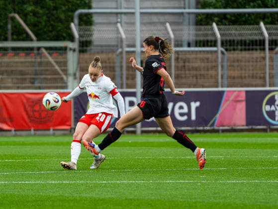 Victoria Krug RB Leipzig Women, 20 in duel against Katharina Piljic Bayer 04 Leverkusen, 06 Bayer 04 Leverkusen vs RB Leipzig, Football, Women 1 Bundesliga, Google Pixel Women Bundesliga, Matchday 12, Season 2025 2026, 06 12 2025 DFB REGULATES PROHIBIT ANY USE OF PHOTOGRAPHS AS IMAGE SEQUENCES AND OR QUASI VIDEO, Bayer 04 Leverkusen vs RB Leipzig, Football, Womens Bundesliga, Google Pixel Womens Bundesliga, Matchday 12, Season 2025 2026, 06 12 2025 Leverkusen Copyright: xEibner-Pressefoto DamianxKruczynx EP_DKI