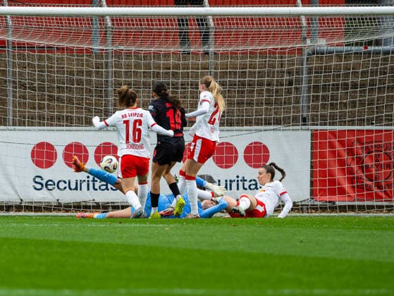 Loreen Bender Bayer 04 Leverkusen, 19 makes the first goal Bayer 04 Leverkusen vs RB Leipzig, Football, Women 1 Bundesliga, Google Pixel Women Bundesliga, Matchday 12, Season 2025 2026, 06 12 2025 DFB REGULATIONS PROHIBIT ANY USE OF PHOTOGRAPHS AS IMAGE SEQUENCES AND OR QUASI VIDEO, Bayer 04 Leverkusen vs RB Leipzig, Football, Women Bundesliga, Google Pixel Women Bundesliga, Matchday 12, Season 2025 2026, 06 12 2025 Leverkusen Copyright: xEibner-Pressefoto DamianxKruczynx EP_DKI
