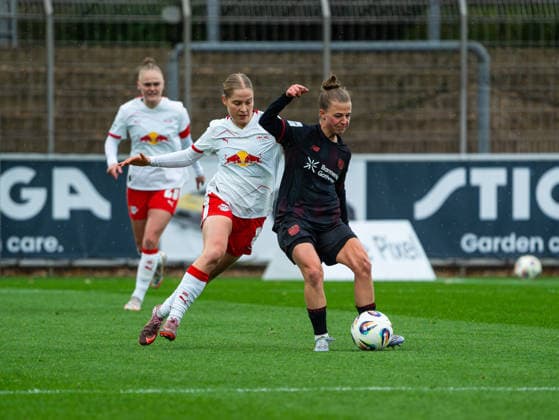 Emilia Kjaer Asgeirsdottir RB Leipzig Women, 08 in duel against Kristin Koegel Bayer 04 Leverkusen, 11 Bayer 04 Leverkusen vs RB Leipzig, Football, Women 1 Bundesliga, Google Pixel Women Bundesliga, Matchday 12, Season 2025 2026, 06 12 2025 DFB REGULATES PROHIBIT ANY USE OF PHOTOGRAPHS AS IMAGE SEQUENCES AND OR QUASI VIDEO, Bayer 04 Leverkusen vs RB Leipzig, Football, Womens Bundesliga, Google Pixel Womens Bundesliga, Matchday 12, Season 2025 2026, 06 12 2025 Leverkusen Copyright: xEibner-Pressefoto DamianxKruczynx EP_DKI