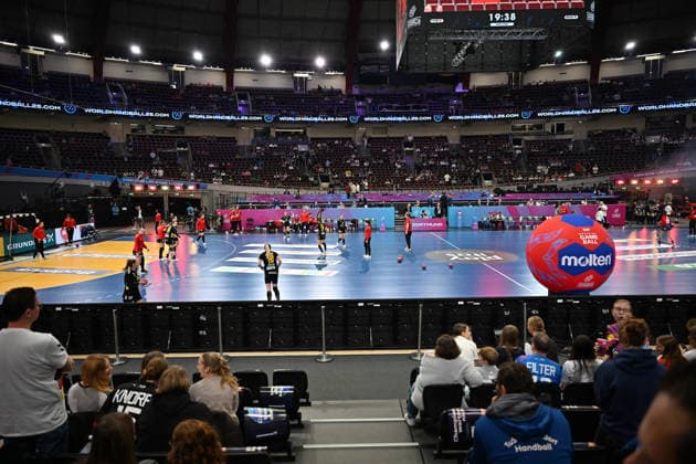 GER, Dortmund, 27th Wommens World Championship 2025, Main Round, Group II, 3 Round Round Montenegro MNE vs Serbia Serbia SRB 06 12 2025, Westfalenhalle, Dortmund, GER, Dortmund, 27th Wommens World Championship 2025, Main Round, Group II, 3 Round Round Montenegro MNE vs Serbia Serbia SRB , im Bild Halle nordphotoxGmbHx xMeuter nph00351