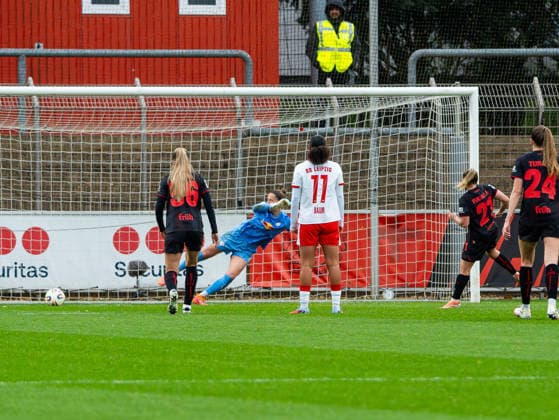 Vanessa Fudalla Bayer 04 Leverkusen, 21 takes the penalty against Elvira Herzog RB Leipzig Women, 01 pure Bayer 04 Leverkusen vs RB Leipzig, Football, Women 1 Bundesliga, Google Pixel Women Bundesliga, Matchday 12, Season 2025 2026, 06 12 2025 DFB REGULATES PROHIBIT ANY USE OF PHOTOGRAPHS AS IMAGE SEQUENCES AND OR QUASI VIDEO, Bayer 04 Leverkusen vs RB Leipzig, Football, Womens Bundesliga, Google Pixel Womens Bundesliga, Matchday 12, Season 2025 2026, 06 12 2025 Leverkusen Copyright: xEibner-Pressefoto DamianxKruczynx EP_DKI
