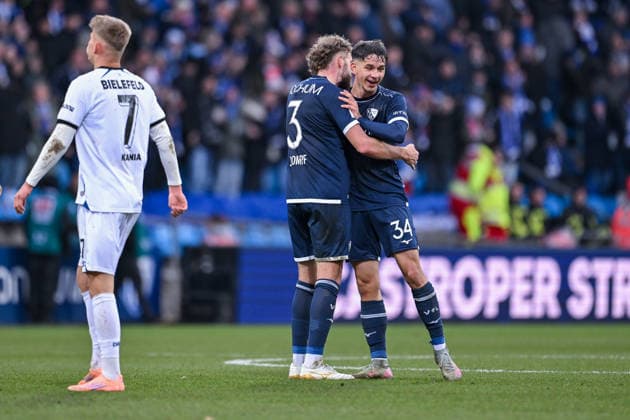 06 12 2025, Football, 2 Bundesliga, 15 Matchday Season 2025 2026, VfL Bochum DSC Arminia Bielefeld, Philipp Strompf VfL Bochum 1848 , Cajetan Lenz VfL Bochum 1848 rejoice at the final whistle, xRHR PHOTO TKx Copyright: RHR-FOTOx RHR-FOTO TK