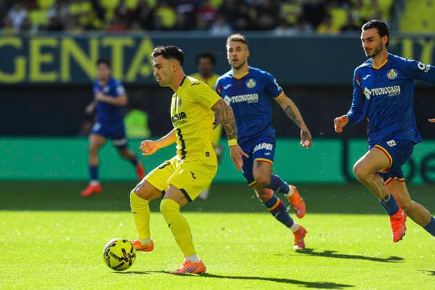 December 6, 2025, Villarreal, Castellon, SPAIN: Alberto Moleiro of Villarreal CF in action during the Spanish league, LaLiga EA Sports, football match played between Villarreal CF and Getafe CF at La Ceramica stadium on December 6, 2025, in Villarreal, Spain. Villarreal SPAIN - ZUMAa181 20251206_zaa_a181_085 Copyright: xIvanxTerronx