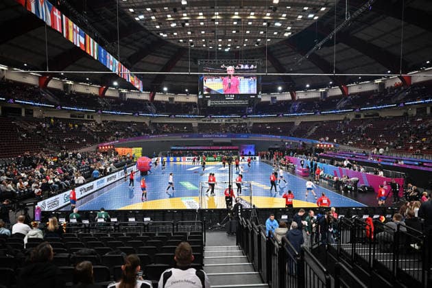 GER, Dortmund, 27th Wommens World Championship 2025, Main Round, Group II, 3 Round Round Montenegro MNE vs Serbia Serbia SRB 06 12 2025, Westfalenhalle, Dortmund, GER, Dortmund, 27th Wommens World Championship 2025, Main Round, Group II, 3 Round Round Montenegro MNE vs Serbia Serbia SRB , im Bild Halle nordphotoxGmbHx xMeuter nph00351