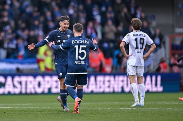 06 12 2025, Football, 2 Bundesliga, 15 Matchday Season 2025 2026, VfL Bochum DSC Arminia Bielefeld, Cajetan Lenz VfL Bochum 1848 and Felix Passlack VfL Bochum 1848 rejoice at the final whistle, xRHR PHOTO TKx Copyright: RHR-FOTOx RHR-FOTO TK